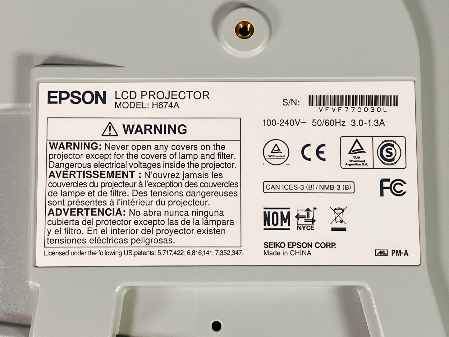Epson PowerLite 520 3LCD Projector Short-Throw 2700 Lumens with Accessories Bundle